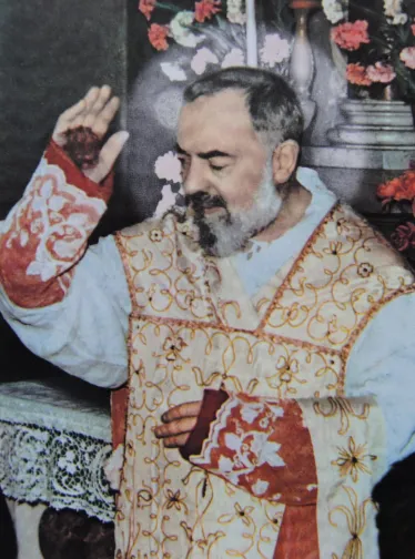 Fotografi av Padre Pio med stigmata under en messe