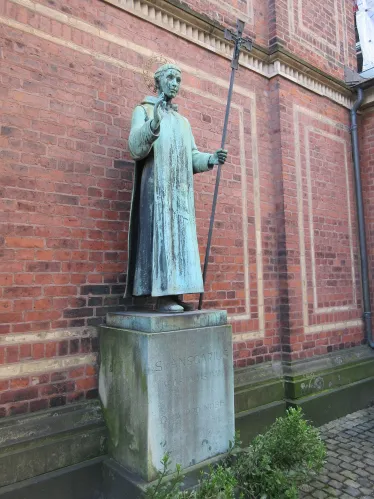 Statue av Ansgar utenfor St. Ansgar kirke i København