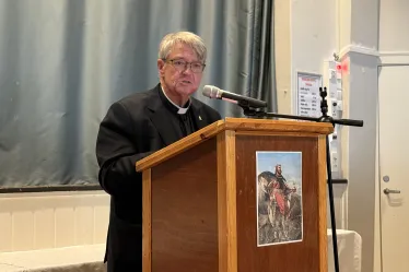 Torbjørn Holt ved talerstolen i Menighetssalen, Akerseveien 5, under Olsokseminaret 2025.  