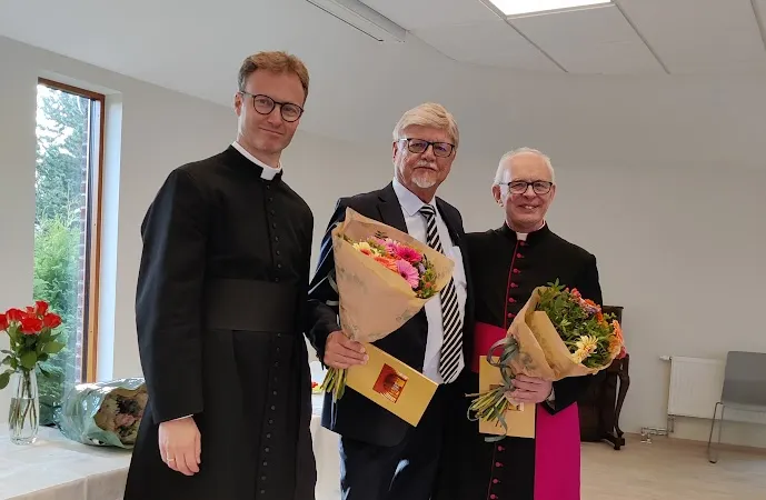 Diakon Sigurd Hareide, leder av bygningskomitéen, varaordfører Bent Moldvær fra Tønsberg kommune&nbsp;og Mgr. Torbjørn Olsen&nbsp;som var stedfortreder for biskop Eidsvig i anledning velsignelsen&nbsp; av nybyggene høsten 2024.