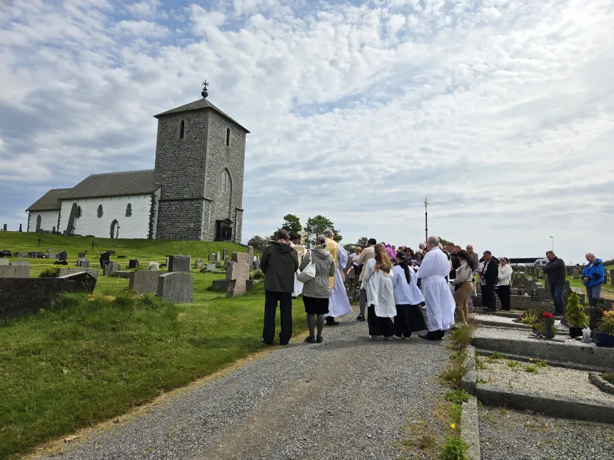 Corpus Christi-prosesjon på kirkegården ved Avaldsnes kirke