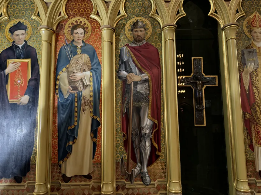 Helgenbilder av St. Hallvard og St. Magnus i St. Olav domkirke i Oslo