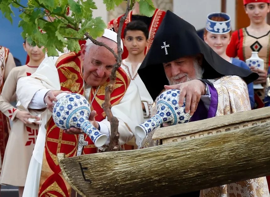 Pave Frans vanner et tre sammen med den armenske katolikos