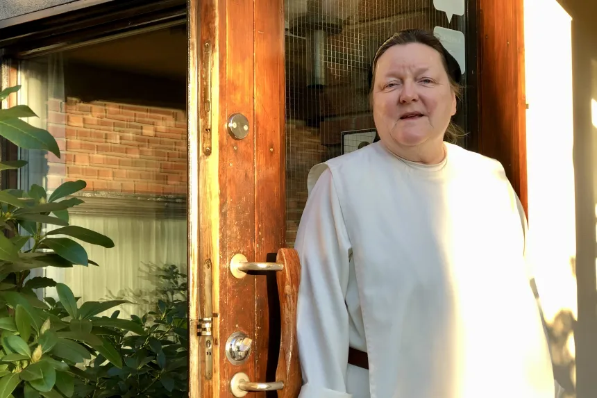 Sr. Anne Bente Hadland ved Katarinahjemmets inngang.  