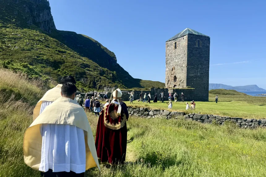 Biskop Fredrik Hansen feirer sin første seljumannamesse på Selja 8. juli 2025. 