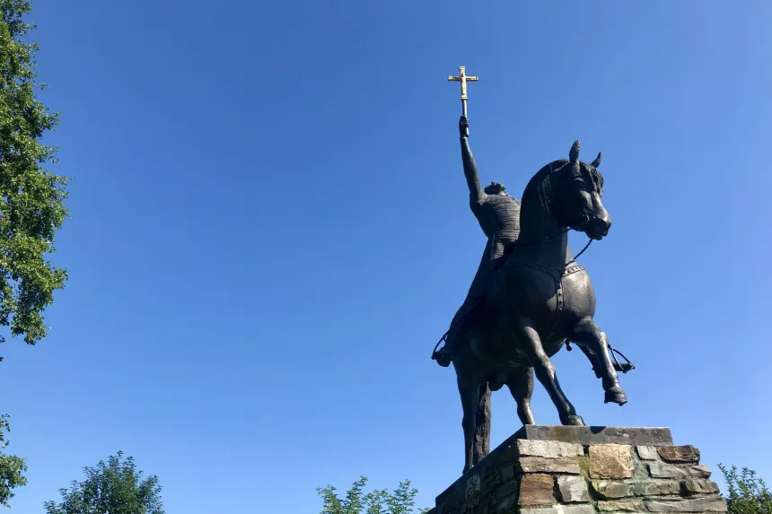 Statuen av Olav Hellig på hest på Stiklestad