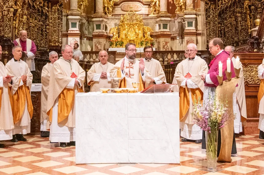Bishop Fredrik Hansen celebrates Mass in Klosterneuburg