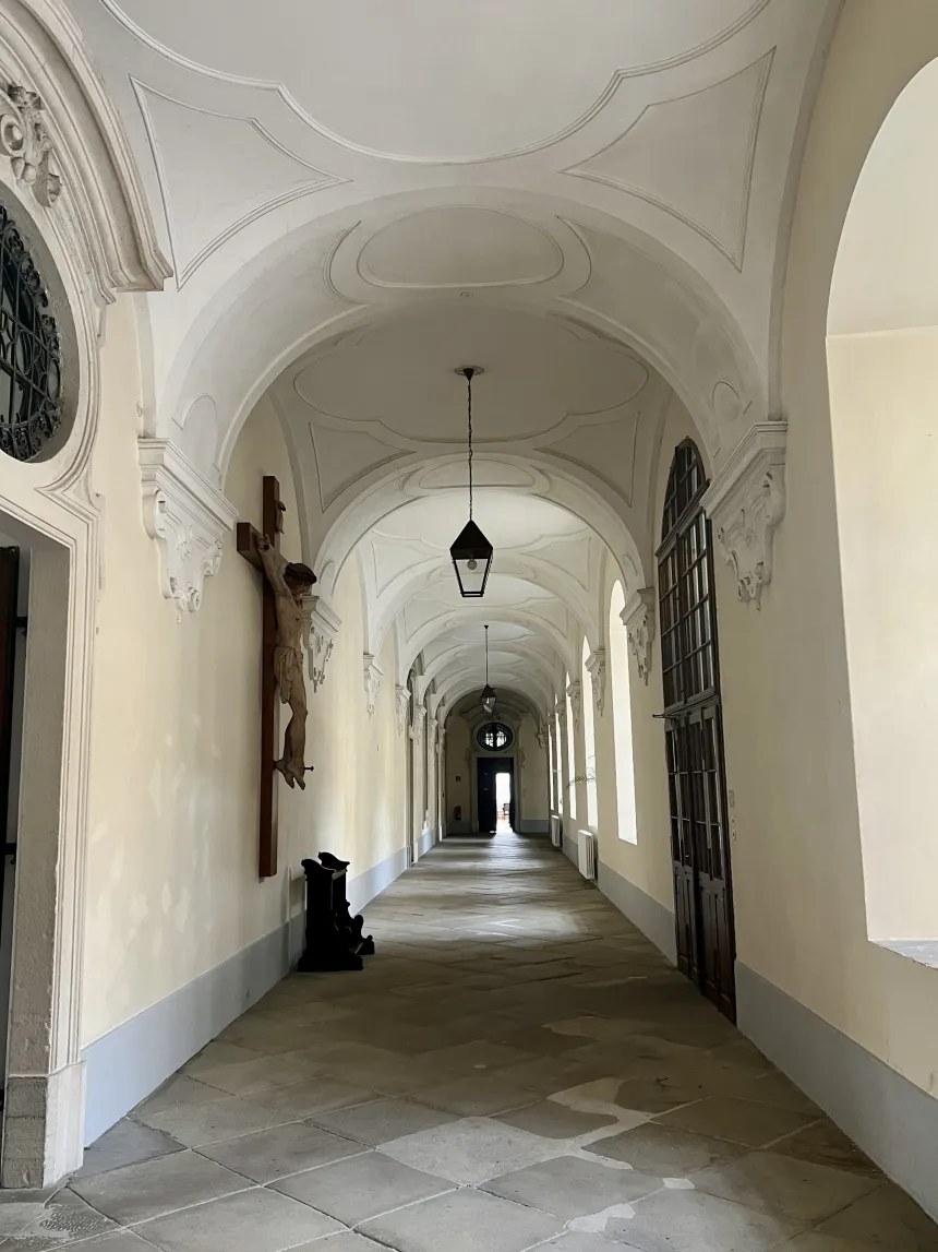 Korridor med krusifiks i Klosterneuburg, Østerrike. 