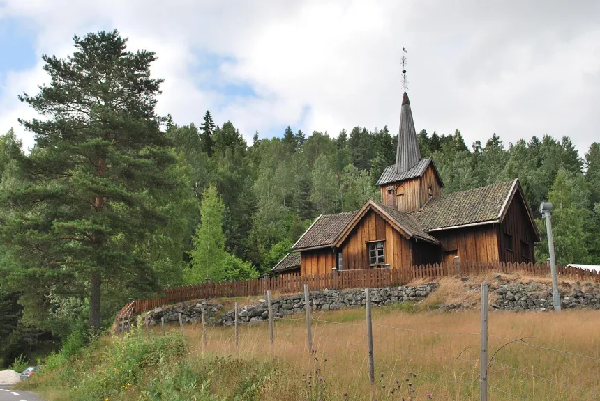 Vatnås kirke sett fra veien
