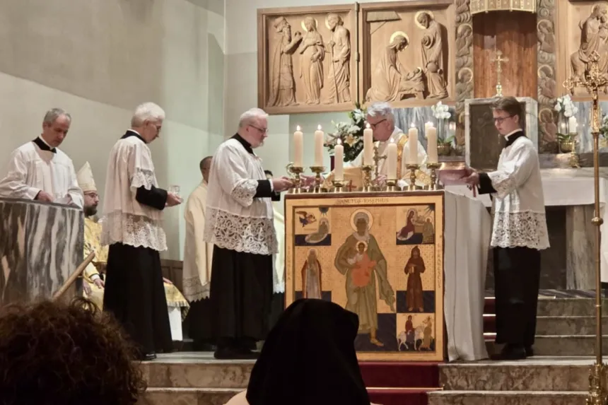 Biskop Fredrik beskikker tre akolytter i St. Jopseph kirke, Oslo. 