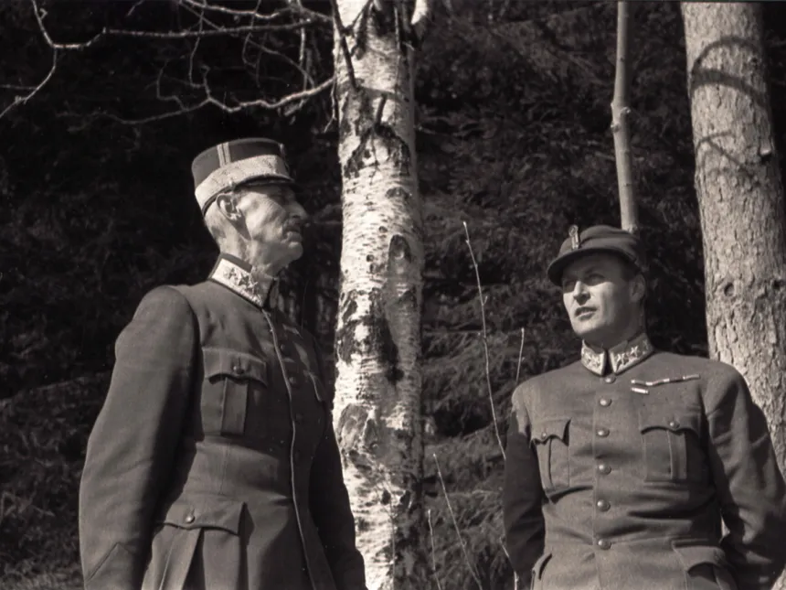 Foto av kong Haakon VII og kronprins Olav under et bjørketre