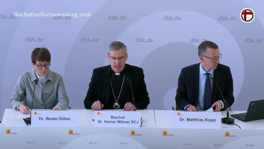 Biskop Heiner Wilmer, Beate Gilles og Matthias Kopp på en pressekonferanse