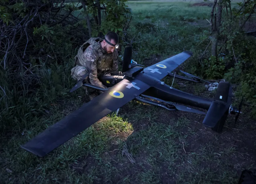 En ukrainsk soldat gjør klart et ubemannet luftfartøy