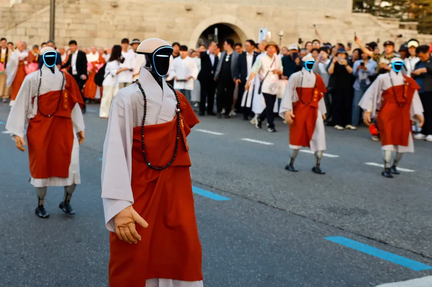 Robotmunker deltar i en parade i Seoul i Sør-Korea