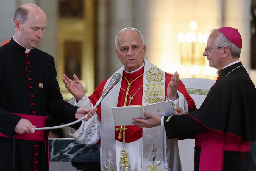 Pave Leo XIV ber i Vår Frue av Almudena-katedralen i Madrid