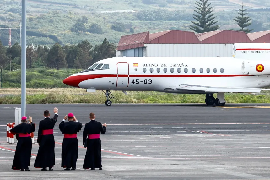 Kongen av Spanias fly tar av med pave Leo XIV ombord