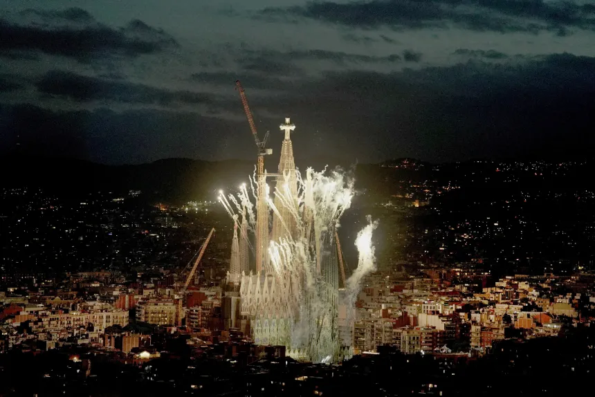 Fyrverkeri rundt Sagrada Família-basilikaen i Barcelona