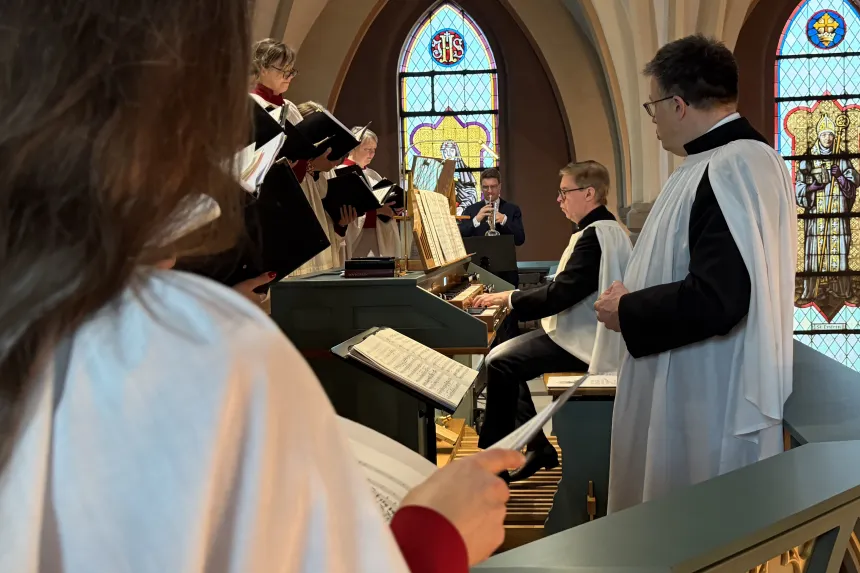 Otto Christian Odland og flere dommusikere ved innvielsen av Olavsorgelet i St. Olav domkirke 5. april 2026. 