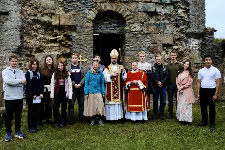 NUK-pilegrimene sammen med biskop Fredrik Hansen i klosterruinene på Selja. 
