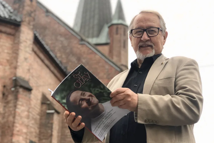Nils Heyerdahl bak St. Olav domkirke, Oslo. 