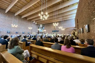 Messe i St. Johannes kirke, Bredtvet, i 2023. Biskop Bernt Eidsvig ved alteret. 